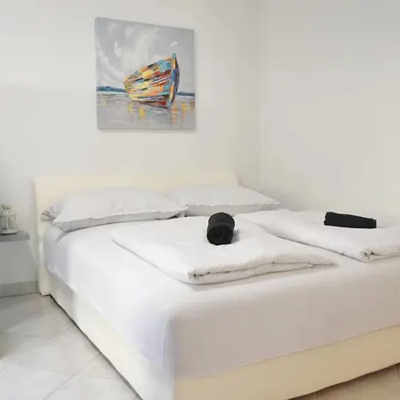 Beg-1 By Interhome * Mundanije